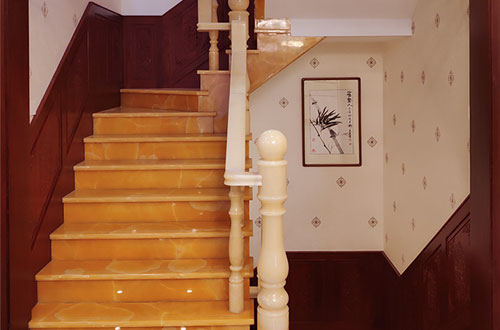 钦州中式别墅室内汉白玉石楼梯的定制安装装饰效果